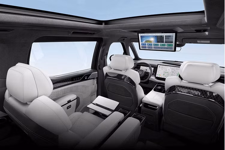 Nói về kích thước của Zeekr 009, chiếc xe MPV này thực sự rất lớn khi có chiều dài lên đến 5.209 mm, rộng 2.024 mm và cao 1.867 mm với chiều dài cơ sở 3.205 mm. Xét về kích thước, không có gì ngạc nhiên khi Zeekr 009 có khoang nội thất rất rộng rãi với ba hàng ghế theo cấu hình 2+2+2.