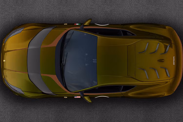 Ngoài tông màu chủ đạo Verde Volterra, các vị trí như nắp capo, viền cửa, viền cánh gió đuôi còn có thêm các điểm nhấn màu cam tạo sự tương phản nổi bật cho xe.