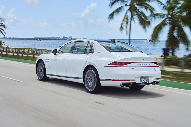 Hành khách ngồi trong xe sẽ được tận hưởng trải nghiệm âm thanh vòm 3D có thể tái tạo các đặc điểm âm thanh của một không gian cụ thể. Hãng có thể tái tạo không gian của Phòng Hòa nhạc Giao hưởng Boston. Nó tạo ra cảnh quan âm thanh này nhờ vào 26 loa Bang &amp; Olufsen và hệ thống cách âm, giảm ồn đỉnh cao. Genesis G90 2023 hạng sang dự kiến sẽ giao hàng từ ngày 10/8.