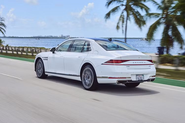 Hành khách ngồi trong xe sẽ được tận hưởng trải nghiệm âm thanh vòm 3D có thể tái tạo các đặc điểm âm thanh của một không gian cụ thể. Hãng có thể tái tạo không gian của Phòng Hòa nhạc Giao hưởng Boston. Nó tạo ra cảnh quan âm thanh này nhờ vào 26 loa Bang &amp; Olufsen và hệ thống cách âm, giảm ồn đỉnh cao. Genesis G90 2023 hạng sang dự kiến sẽ giao hàng từ ngày 10/8.