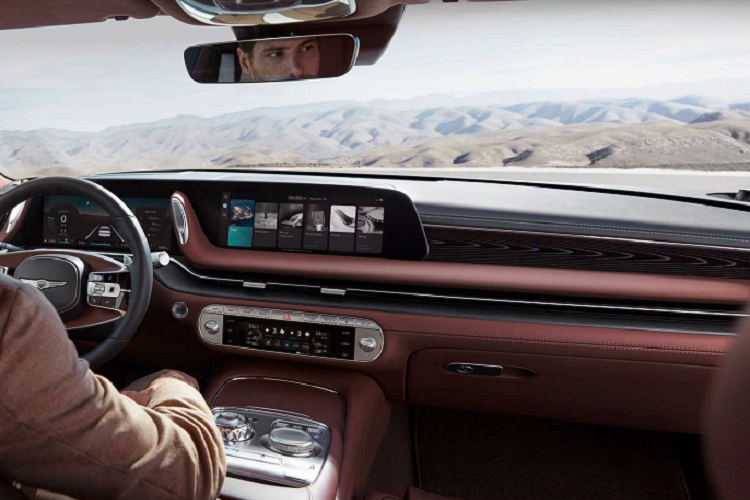 Những điểm nổi bật khác bao gồm hệ thống treo điều khiển điện tử, cửa sổ trời toàn cảnh, cửa đóng bằng điện (power door closure), kiểm soát khí hậu 3 vùng độc lập, cụm đồng hồ 12,3 inch cũng như màn hình thông tin giải trí 12,3 inch, hệ thống âm thanh Bang &amp; Olufsen, sạc điện thoại không dây,...