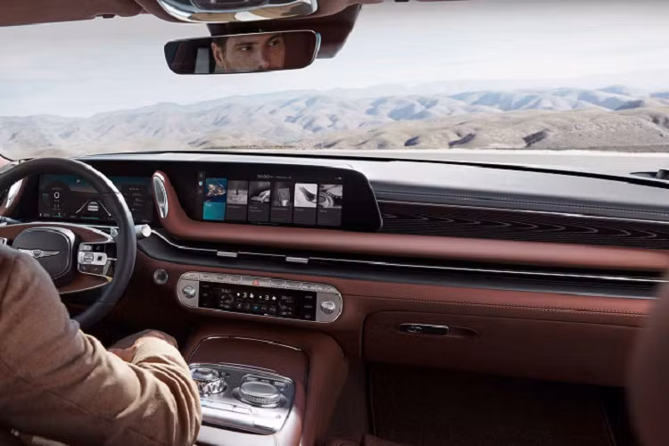 Những điểm nổi bật khác bao gồm hệ thống treo điều khiển điện tử, cửa sổ trời toàn cảnh, cửa đóng bằng điện (power door closure), kiểm soát khí hậu 3 vùng độc lập, cụm đồng hồ 12,3 inch cũng như màn hình thông tin giải trí 12,3 inch, hệ thống âm thanh Bang &amp; Olufsen, sạc điện thoại không dây,...