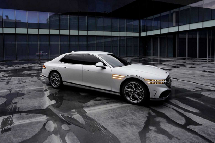 Nếu muốn cao cấp hơn, phiên bản G90 3.5 T với giá 98.700 USD (2,3 tỷ đồng) có thể làm hài lòng bạn. Bản này sử dụng động cơ 3.5T AWD và 48V e-Supercharger mạnh mẽ hơn nhiều. Nó cho công suất 409 mã lực (305 kW / 415 PS) và mô-men xoắn 405 lb-ft (549 Nm).