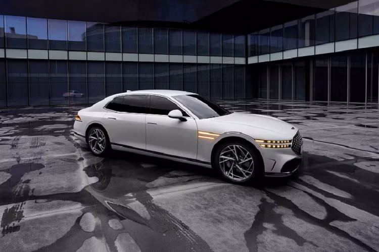 Nếu muốn cao cấp hơn, phiên bản G90 3.5 T với giá 98.700 USD (2,3 tỷ đồng) có thể làm hài lòng bạn. Bản này sử dụng động cơ 3.5T AWD và 48V e-Supercharger mạnh mẽ hơn nhiều. Nó cho công suất 409 mã lực (305 kW / 415 PS) và mô-men xoắn 405 lb-ft (549 Nm).