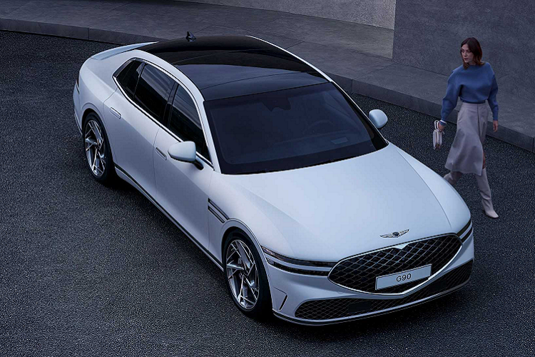 Chiếc xe cũng bổ sung các công nghệ mới, chẳng hạn như hệ thống treo khí nén nhiều buồng và hệ thống lái bánh sau, cho một chuyến đi đẳng cấp hơn.