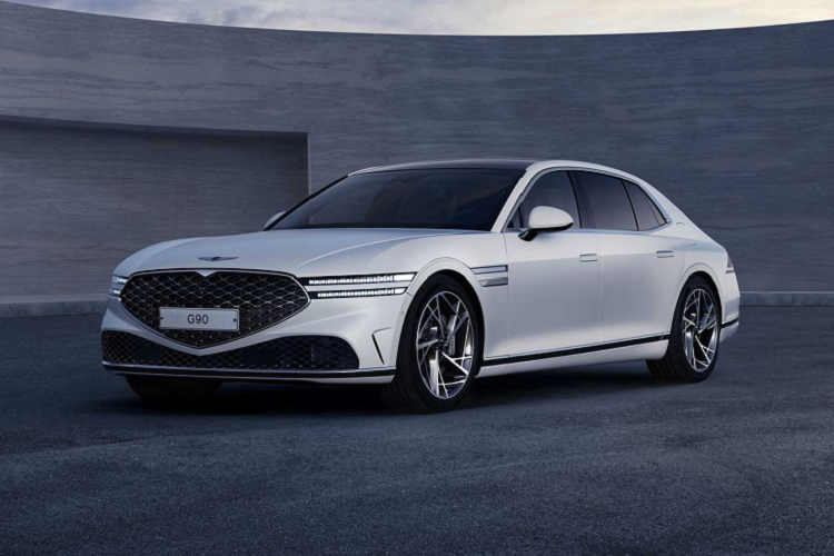 Genesis hôm nay vừa công bố giá bán chiếc sedan flagship G90 tại Mỹ. Chiếc xe sẽ được trang bị tiêu chuẩn với một loạt các tiện nghi và công nghệ sang trọng và điều này khiến nó có giá khởi điểm từ 88.400 USD (tương đương 2,1 tỷ đồng). Giá xe Genesis G90 2023 đó có thể gây sốc cho nhiều người, những người luôn có quan niệm rằng xe Hàn giá rẻ.