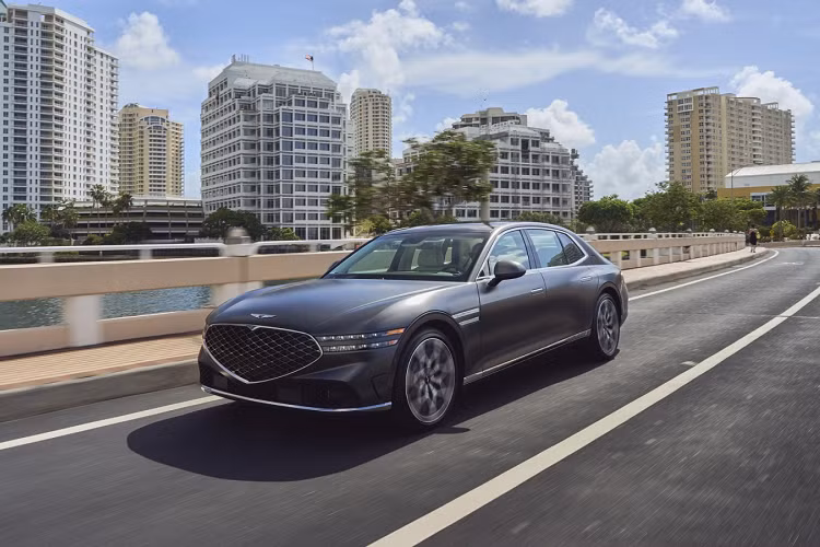 BLexus LS 2022 có giá khởi điểm từ 76.000 USD (1,7 tỷ đồng), thấp hơn nhiều so với G90. Genesis G90 cũng đã đắt hơn xe Đức, khi Audi A8 2022 có giá khởi điểm từ 86.500 USD (2 tỷ đồng), thấp hơn gần 2.000 USD so với một chiếc xe Hàn. Dù vậy, Genesis G90 2023 mới sở hữu nhiều trang bị tiện nghi tiêu chuẩn và hàng loạt công nghệ hỗ trợ lái xe, chứ không chỉ là bản base "trống trải" như trên nhiều dòng xe Đức.