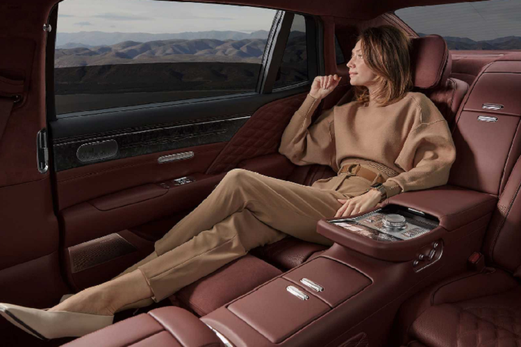 Với giá 88.400 USD, người mua G90 sẽ nhận được động cơ 3,5 lít V6, công suất 375 mã lực (280 kW / 380 PS) và mô-men xoắn 391 lb-ft (530 Nm). Chiếc xe trang bị hệ dẫn động AWD tiêu chuẩn cùng đầy đủ các tính năng hỗ trợ lái xe trên đường cao tốc và hỗ trợ lái xe.