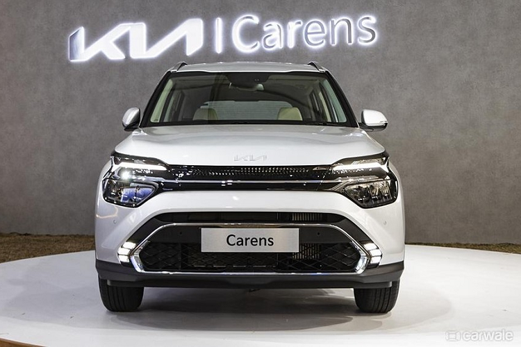 Hiện chưa rõ Kia Carens 2022 tại Việt Nam sẽ được nhập khẩu nguyên chiếc hay lắp ráp trong nước. Tuy nhiên, Kia hiện không phân phối ô tô nhập khẩu mà chỉ bán xe lắp ráp trong nước. Do đó, nhiều khả năng Kia Carens thế hệ mới cũng sẽ được lắp ráp tại Việt Nam, tương tự Rondo. Được phát triển dựa trên cơ sở gầm bệ của SUV hạng B Seltos, Kia Carens mới sở hữu chiều dài 4.540 mm, chiều rộng 1.800 mm, chiều cao 1.700 mm và chiều dài cơ sở 2.780 mm. So với đối thủ Mitsubishi Xpander, đại diện Hàn Quốc dài hơn, rộng hơn nhưng thấp hơn.