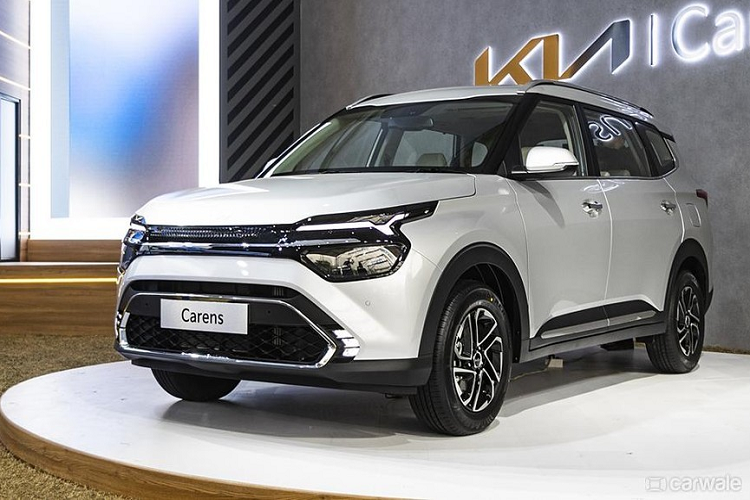 Điều đáng chú ý là những chiếc Kia Carens 2022 về Việt Nam có 2 tùy chọn động cơ xăng. Thứ nhất là động cơ xăng 4 xi-lanh thẳng hàng, hút khí tự nhiên, dung tích 1.5L, sản sinh công suất tối đa 115 mã lực và mô-men xoắn cực đại 144 Nm. Thứ hai là động cơ xăng 4 xi-lanh, tăng áp, dung tích 1.4L với công suất tối đa 140 mã lực và mô-men xoắn cực đại 242 Nm.