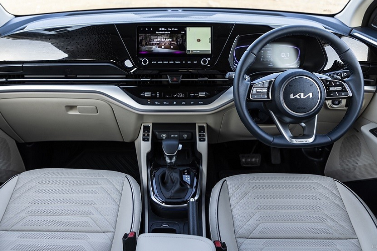 Trong khi đó, trang bị an toàn của Kia Carens 2022 gồm có phanh đĩa trên 4 bánh, 6 túi khí, hệ thống chống bó cứng phanh ABS, hệ thống cân bằng điện tử, trợ lực phanh, hỗ trợ khởi hành ngang dốc, hỗ trợ đổ đèo, cảm biến đỗ xe phía sau và cảnh báo áp suất lốp. So với Mitsubishi Xpander, mẫu xe Hàn Quốc này có một số trang bị an toàn nhỉnh hơn như phanh đĩa sau và nhiều hơn 4 túi khí. Tuy nhiên, Kia Carens 2022 lại không có những công nghệ an toàn chủ động như Toyota Veloz Cross.