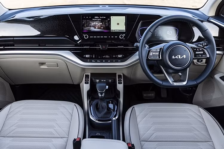 Trong khi đó, trang bị an toàn của Kia Carens 2022 gồm có phanh đĩa trên 4 bánh, 6 túi khí, hệ thống chống bó cứng phanh ABS, hệ thống cân bằng điện tử, trợ lực phanh, hỗ trợ khởi hành ngang dốc, hỗ trợ đổ đèo, cảm biến đỗ xe phía sau và cảnh báo áp suất lốp. So với Mitsubishi Xpander, mẫu xe Hàn Quốc này có một số trang bị an toàn nhỉnh hơn như phanh đĩa sau và nhiều hơn 4 túi khí. Tuy nhiên, Kia Carens 2022 lại không có những công nghệ an toàn chủ động như Toyota Veloz Cross.