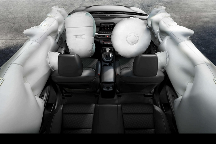 Thân xe có nhiều chi tiết mạ crôm như viền cửa, tay nắm và nẹp cốp sau. Ngoài ra, xe cũng được tạo sự khác biệt với viền lưới tản nhiệt sơn đỏ và cản trước thể thao với đường viền đỏ quanh đèn suơng mù.