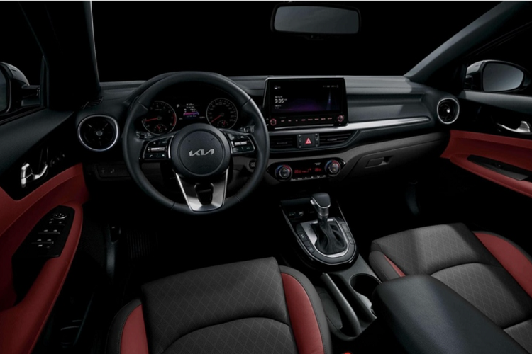 Ngoại trừ việc "thay tim" thì mẫu xe sedan Kia K3 GT 2022 dường như không có khác biệt gì với bản 2.0 Premium. Xe được trang bị hệ thống đèn chiếu sáng LED có điều chỉnh theo góc lái, bộ mâm đa chấu kích thước 17 inch cùng lốp 225/45R17.