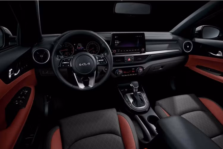 Ngoại trừ việc "thay tim" thì mẫu xe sedan Kia K3 GT 2022 dường như không có khác biệt gì với bản 2.0 Premium. Xe được trang bị hệ thống đèn chiếu sáng LED có điều chỉnh theo góc lái, bộ mâm đa chấu kích thước 17 inch cùng lốp 225/45R17.