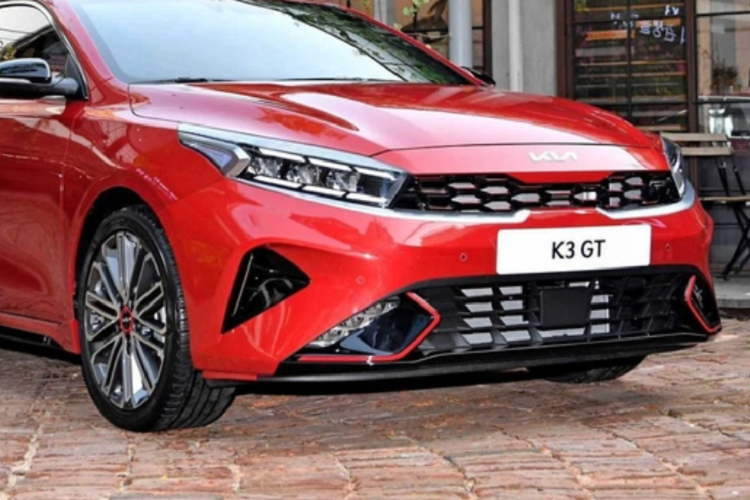 Đối với nội thất, phiên bản này sở hữu một số trang bị nổi bật là ghế lái chỉnh điện có nhớ vị trí, vô-lăng bọc da, màn hình trung tâm 10,25 inch, âm thanh 6 loa, đề nổ bằng nút bấm, điều hoà tự động 2 vùng, cửa gió hàng ghế sau và cửa sổ trời. Xe có hệ thống cảm biến va chạm trước/sau, camera 360 độ và 6 túi khí