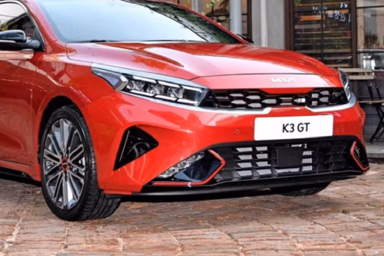 Đối với nội thất, phiên bản này sở hữu một số trang bị nổi bật là ghế lái chỉnh điện có nhớ vị trí, vô-lăng bọc da, màn hình trung tâm 10,25 inch, âm thanh 6 loa, đề nổ bằng nút bấm, điều hoà tự động 2 vùng, cửa gió hàng ghế sau và cửa sổ trời. Xe có hệ thống cảm biến va chạm trước/sau, camera 360 độ và 6 túi khí