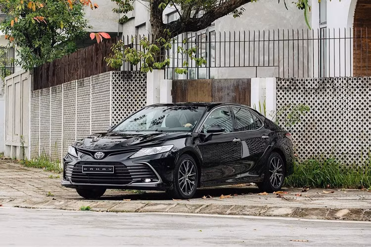 Về phía Toyota, mẫu sedan "hàng hot" Camry hiện được giảm từ 20 - 23 triệu đồng tùy đại lý. Đối thủ cạnh tranh cùng Toyota Camry tại Việt Nam ở phân khúc sedan hạng D gồm: Mazda6, Honda Accord, Kia Optima, Volkswagen Passat... 