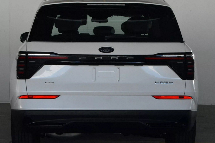 Cụ thể, mẫu xe này sở hữu chiều dài 5.000 mm, chiều rộng 1.961 mm, chiều cao 1.773 mm cũng như chiều dài cơ sở 2.950 mm. Như vậy, chiều dài cơ sở của xe đã tăng đến 100 mm và chỉ kém 75 mm so với người anh em Ford Explorer 2023. Hiện chưa có hình ảnh chụp nội thất của Ford Edge Hybrid 2023.