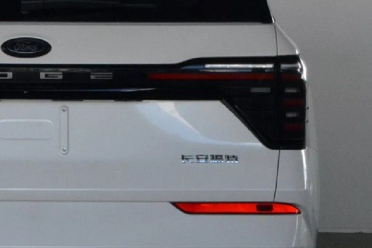 Dự kiến, xe sẽ có cả nội thất 5 chỗ và 7 chỗ như Ford Edge 2023 phiên bản máy xăng. Nằm bên dưới nắp ca-pô của Ford Edge Hybrid 2023 ở thị trường Trung Quốc là động cơ xăng 4 xi-lanh, dung tích 2.0L và 1 mô-tơ điện, tạo ra công suất tổng cộng 271 mã lực.