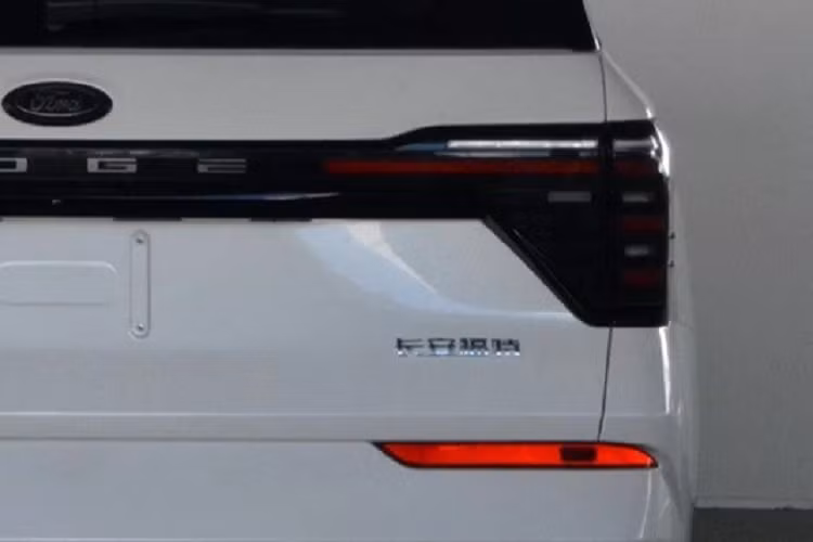 Dự kiến, xe sẽ có cả nội thất 5 chỗ và 7 chỗ như Ford Edge 2023 phiên bản máy xăng. Nằm bên dưới nắp ca-pô của Ford Edge Hybrid 2023 ở thị trường Trung Quốc là động cơ xăng 4 xi-lanh, dung tích 2.0L và 1 mô-tơ điện, tạo ra công suất tổng cộng 271 mã lực.