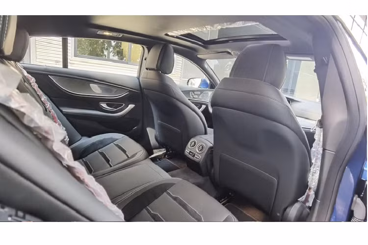 Hệ thống điều hòa Thermotronic 3 vùng tự động, hệ thống đèn viền trang trí 64 màu tùy chỉnh, gói trang bị nước hoa nội thất Air Balance, rèm che nắng chỉnh cơ cho cửa sổ sau, cửa sổ trời chỉnh điện.