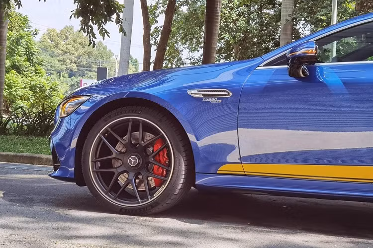 Cụm đèn trước Multibeam LED với chức năng hỗ trợ điều chỉnh pha/cốt chủ động, tích hợp cả đèn LED chiếu sáng ban ngày, lưới tản nhiệt nan dọc Panamericana đặc trưng và hệ thống đèn chào mừng AMG mới.