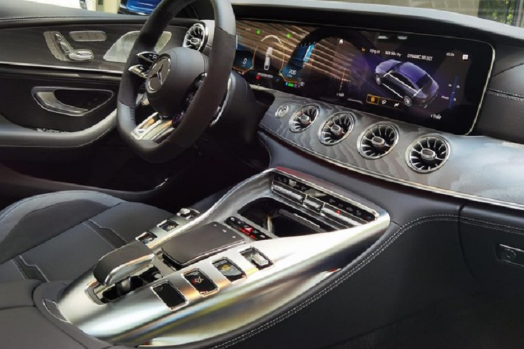 Mercedes-AMG GT 53 4Matic bản nâng cấp giữa vòng đời có nhiều chi tiết đáng chú ý như vô lăng 3 chấu AMG Performance mới, bọc da Nappa/vi sợi DINAMICA với các nút điều khiển cảm ứng.