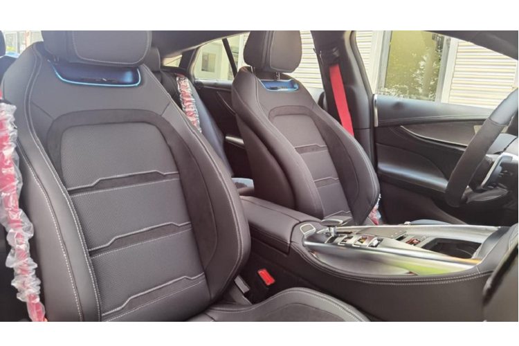 Phía sau vô lăng là bảng đồng hồ kỹ thuật số với màn hình hiển thị 12,3 inch. Màn hình thông tin giải trí trung tâm 10,25 inch có hệ thống MBUX thế hệ mới, kết nối Bluetooth .