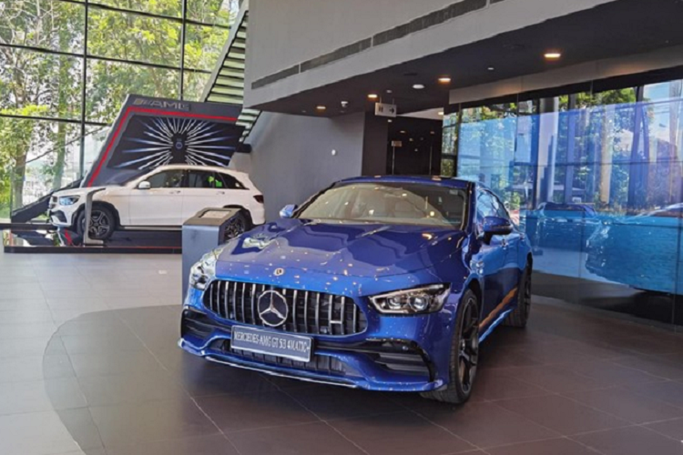 Khách hàng chọn mua xe Mercedes-AMG GT 53 2022 mới, bản nâng cấp giữa vòng đời sẽ chi ra số tiền từ 6,72 tỷ đồng, tức tăng 420 triệu đồng so với giá bán trước đó được công bố.