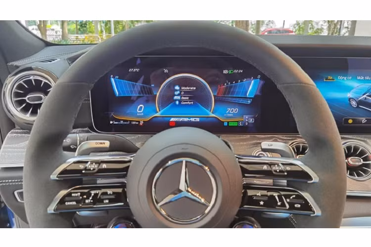 Mercedes-AMG GT 53 4Matic bản nâng cấp giữa vòng đời có khả năng tăng tốc từ vị trí xuất phát lên 100 km/h chỉ trong vòng thời gian 4,5 giây trước khi đạt vận tốc tối đa được giới hạn điện tử ở con số 285 km/h.