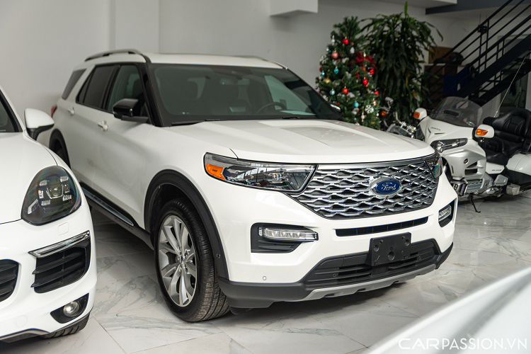 Ở thế hệ thứ 6, Ford Explorer Hoàn Toàn Mới 2022 được phát triển trên một khung gầm mới có chiều dài cơ sở tăng thêm 159mm giúp chiếc xe có tổng thể dài rộng, bề thế hơn. Vẫn giữ được chất khoẻ khoắn vốn có, ngoại hình của Ford Explorer 2022 được trau chuốt với nhiều điểm cải tiến tinh tế. 