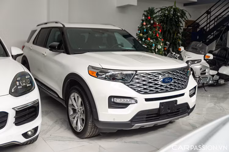 Ở thế hệ thứ 6, Ford Explorer Hoàn Toàn Mới 2022 được phát triển trên một khung gầm mới có chiều dài cơ sở tăng thêm 159mm giúp chiếc xe có tổng thể dài rộng, bề thế hơn. Vẫn giữ được chất khoẻ khoắn vốn có, ngoại hình của Ford Explorer 2022 được trau chuốt với nhiều điểm cải tiến tinh tế. 