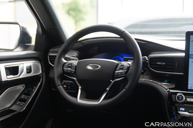 Nội thất của Ford Explorer được nâng cấp tinh tế hơn với vật liệu cao cấp như da, ốp gỗ, chrome xước mờ khiến không gian trong xe sang trọng hơn. Vô lăng 4 chấu bọc da cao cấp, ốp gỗ, có tính năng sưởi và tích hợp hàng loạt nút điều khiển chức năng, ẩn phía sau là màn hình điện tử hoàn toàn Digital Productivity Screen với kích thước 12,3 inch hiển thị tốc độ và thông tin của xe. 