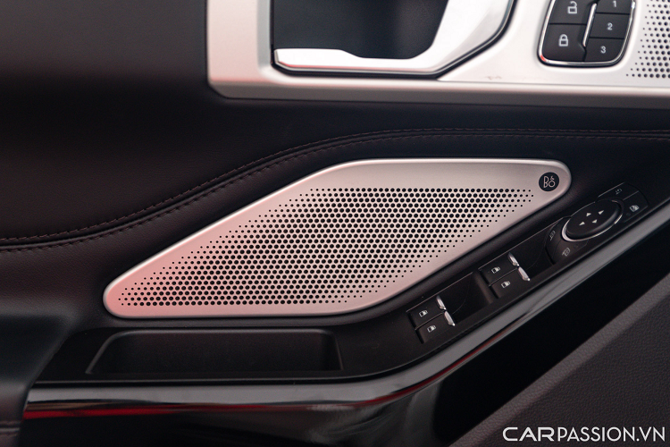 Hệ thống ghế ngồi bọc da hai màu đen/nâu chỉnh điện đa hướng, logo Platinum thêu đặt nổi trên tựa lưng. Hệ thống hàng ghế thứ hai trang bị hai ghế ngồi tách biệt, tạo khoảng trống giúp người dùng ra vào hàng ghế thứ ba dễ dàng hơn. Hàng ghế thứ ba rộng rãi, người lớn có thể ngồi vừa thoải mái. Khu vực điều khiển trung tâm cho phép người dùng lựa chọn chế độ lái và cài đặt các tính năng hỗ trợ. 