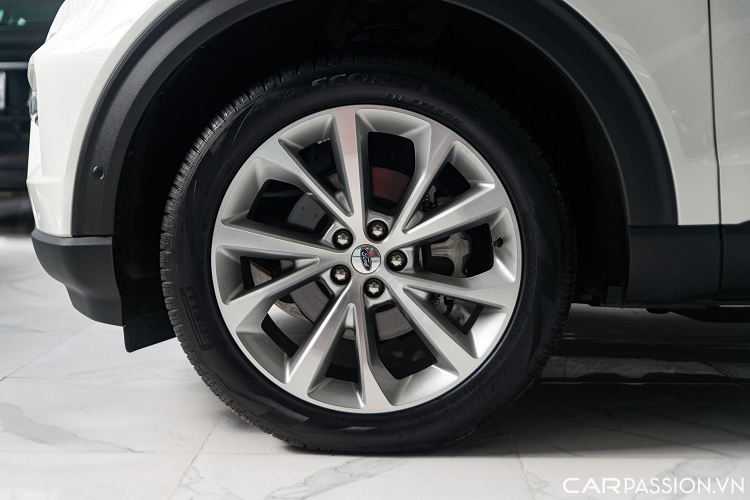 Lưới tản nhiệt mắt cáo cỡ lớn được tích hợp với cụm đèn pha, vuốt ngang theo phần đầu xe. Cụm đèn sương mù được làm lớn hơn và liền mạch với hốc hút gió. Cản trước bọc thép, hốc hút gió sơn đen và được đẩy cao lên tạo thành hai hình thang gần đối xứng ở phần đầu xe khiến cho thiết kế đầu xe có vẻ khí động học và phóng khoáng hơn. 