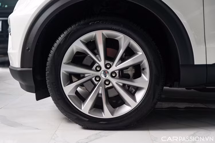 Lưới tản nhiệt mắt cáo cỡ lớn được tích hợp với cụm đèn pha, vuốt ngang theo phần đầu xe. Cụm đèn sương mù được làm lớn hơn và liền mạch với hốc hút gió. Cản trước bọc thép, hốc hút gió sơn đen và được đẩy cao lên tạo thành hai hình thang gần đối xứng ở phần đầu xe khiến cho thiết kế đầu xe có vẻ khí động học và phóng khoáng hơn. 