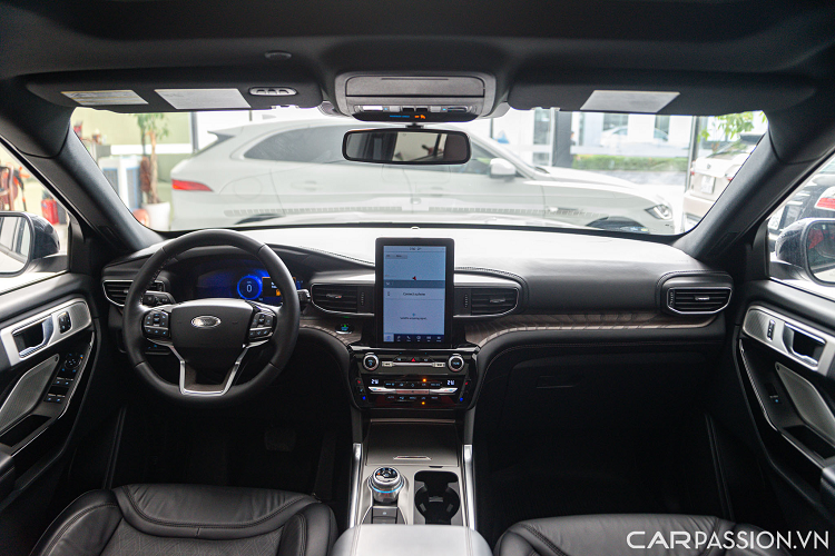 SUV này có kích thước dài x rộng x cao lần lượt 5.049 x 2.004 x 1.778 (mm). Chiều dài trục cơ sở đạt 3.025 mm. vChiếc Explorer Platinum có phần đuôi hầm hố hơn với thiết kế ống xả kép đối xứng hai bên, trong khi bản chính hãng chỉ có 2 ống xả đơn. Logo phiên bản Platinum đặt tại đuôi xe. Hệ thống đèn hậu dạng LED kết hợp với bóng đèn halogen. 