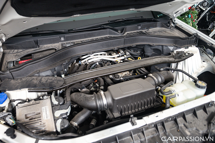 Ford Explorer Platinum trang bị động cơ 3.0L EcoBoost V6, sản sinh công suất 400 mã lực và mô-men xoắn cực đại 562 Nm, hệ dẫn động 4 bánh toàn thời gian có khả năng đạt tốc độ tối đa 230 km/giờ. 