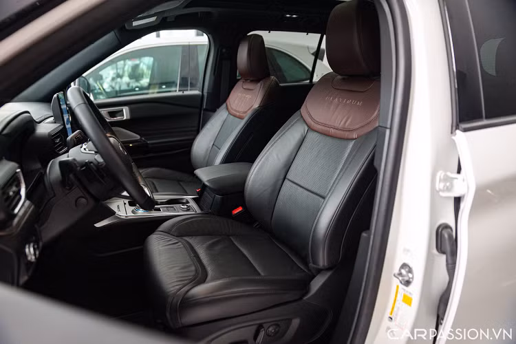 Phiên bản Platinum sở hữu màn hình kích thước lớn lên tới 10,1 inch đặt dọc cùng hệ thống giải trí SYNC, trong khi đó biến thể Limited tại Việt Nam sử dụng màn hình 8 inch. Các trang bị tiện nghi khác gần như tương đồng. 