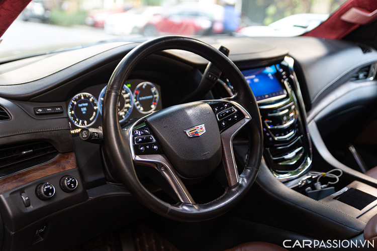 Điểm đặc biệt trên Escalade là cụm cần số to bản đặt phía sau vô lăng. Nhưng đến thế hệ thứ năm thì cụm cần số đã được chuyển xuống cụm điều khiển trung tâm.