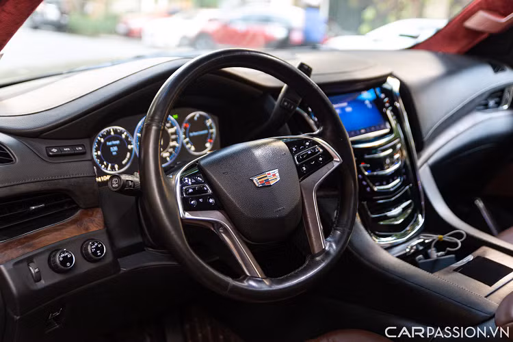 Điểm đặc biệt trên Escalade là cụm cần số to bản đặt phía sau vô lăng. Nhưng đến thế hệ thứ năm thì cụm cần số đã được chuyển xuống cụm điều khiển trung tâm.