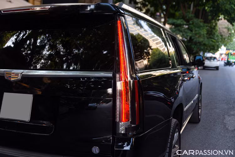 Bệ tỳ tay phía giữa trang bị thêm chỗ sạc điện thoại không dây, ngay phía dưới là những nút bấm để điều chỉnh nhiệt độ của hệ thống điều hòa 4 vùng độc lập. Ngoài ra, xe cũng không thể thiếu một ngăn làm lạnh giúp chủ xe đựng được những đồ uống khi di chuyển trên quãng đường dài.