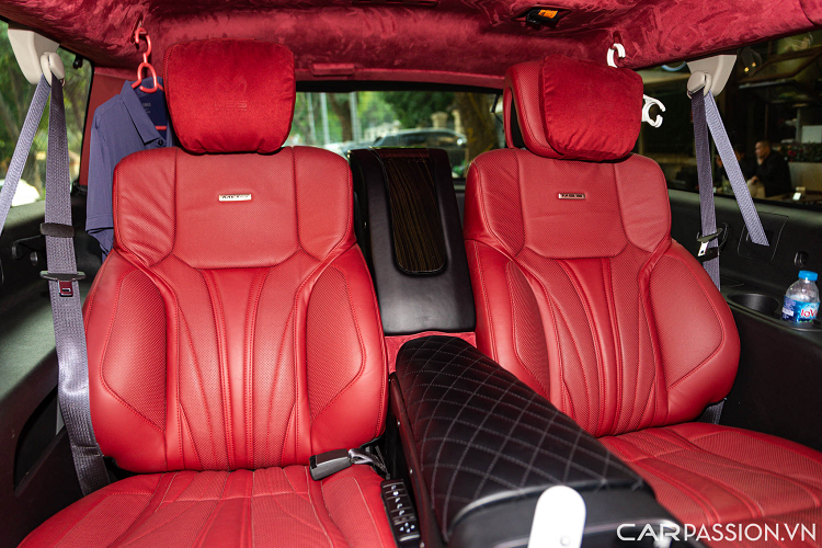 Sự thay đổi khác biệt lớn nhất ở 2 hàng ghế phía sau xe. Hàng ghế thứ hai và thứ ba đã được lược bỏ để thay thế bằng hai ghế loại ông chủ từ hãng độ MBS đem đến không gian rộng rãi, sang trọng nhất dành cho chủ xe. Phần trần xe cũng được bọc lại bằng chất liệu vải nhung đồng màu với phần ghế ngồi.
