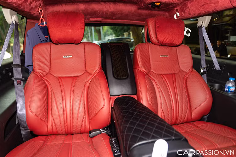 Sự thay đổi khác biệt lớn nhất ở 2 hàng ghế phía sau xe. Hàng ghế thứ hai và thứ ba đã được lược bỏ để thay thế bằng hai ghế loại ông chủ từ hãng độ MBS đem đến không gian rộng rãi, sang trọng nhất dành cho chủ xe. Phần trần xe cũng được bọc lại bằng chất liệu vải nhung đồng màu với phần ghế ngồi.