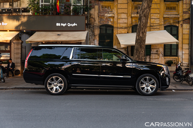 Mẫu xe Cadillac Escalade khủng long Mỹ này thuộc phiên bản ESV có trục cơ sở kéo dài nên xe có kích thước khá đồ sộ với chiều dài 5.690 mm, cao 1.890 mm và rộng 2.044 mm. Chiều dài cơ sở lên tới 3.302 mm.