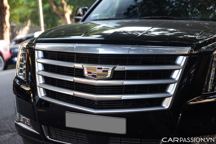 Về phần ngoại thất, chiếc Escalade này vẫn sở hữu chi tiết so với những chiếc xe khác. Điểm nhấn của phần đầu xe vẫn là lưới tản nhiệt 7 nan kích cỡ lớn được mạ chrome sáng bóng đi cùng với cụm đèn pha được đặt dọc. Tổng cộng có 48 bóng đèn LED được sử dụng cho hệ thống đèn phía trước của Cadillac Escalade.