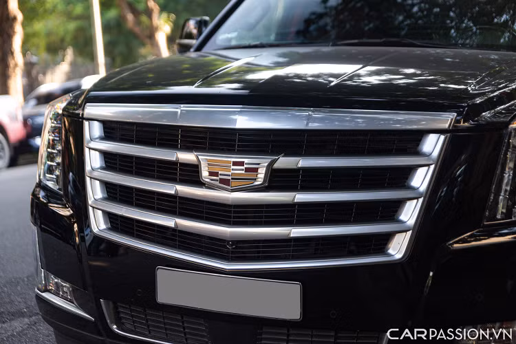 Về phần ngoại thất, chiếc Escalade này vẫn sở hữu chi tiết so với những chiếc xe khác. Điểm nhấn của phần đầu xe vẫn là lưới tản nhiệt 7 nan kích cỡ lớn được mạ chrome sáng bóng đi cùng với cụm đèn pha được đặt dọc. Tổng cộng có 48 bóng đèn LED được sử dụng cho hệ thống đèn phía trước của Cadillac Escalade.