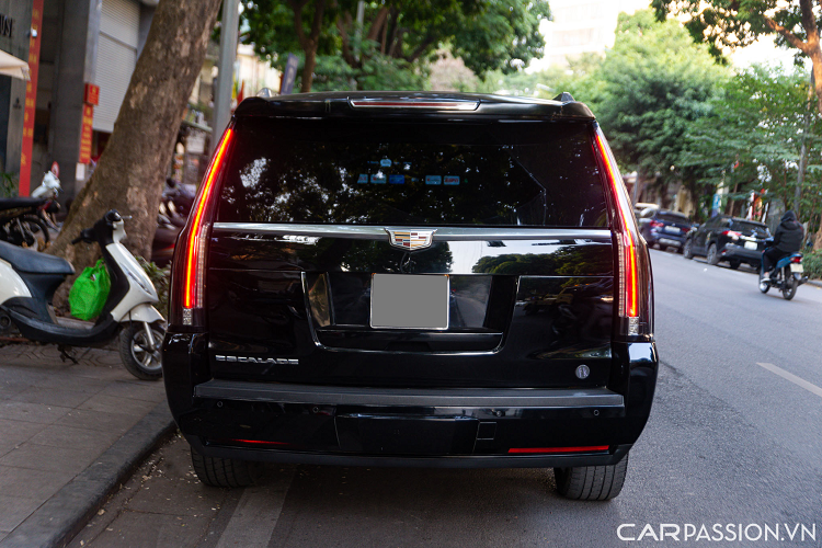 "Khủng long Mỹ" Cadillac Escalade độ ghế tiền tỷ này sử dụng động cơ EcoTec3 V8 dung tích xy-lanh 6,2L sản sinh công suất 420 mã lực, momen xoắn cực đại 623 Nm. Xe được trang bị hộp số 8 cấp, có khả năng tăng tốc khá ấn tượng chỉ mất 6 giây để đạt tốc độ 100 km/h từ vị trí đứng yên. Mức tiêu thụ cũng khá khiêm tốn chỉ 16L/100km.