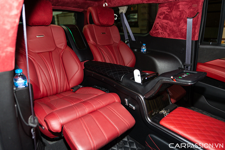 Thiết kế ghế cũng được MBS điều chỉnh lại với chất liệu da mới đục lỗ màu đỏ. Mỗi ghế phía sau có nhiều tuỳ biến khác nhau cho hành khách. Bộ ghế thông minh tích hợp các tính năng như massage, thông hơi, điều chỉnh độ ngả nhiều hướng và có bệ đỡ đùi.
